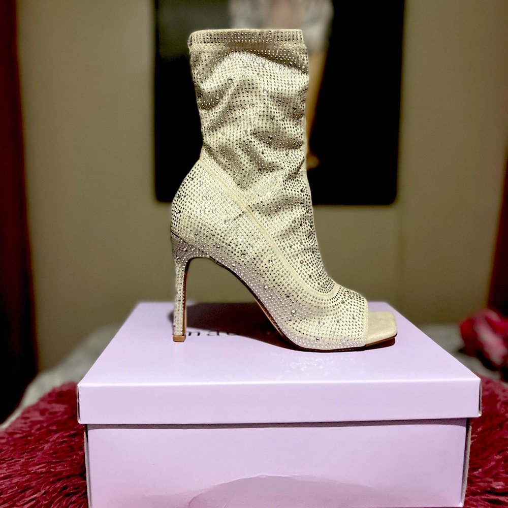 NWT Madden Girl Endles-R  Ivy/Multi Size 7